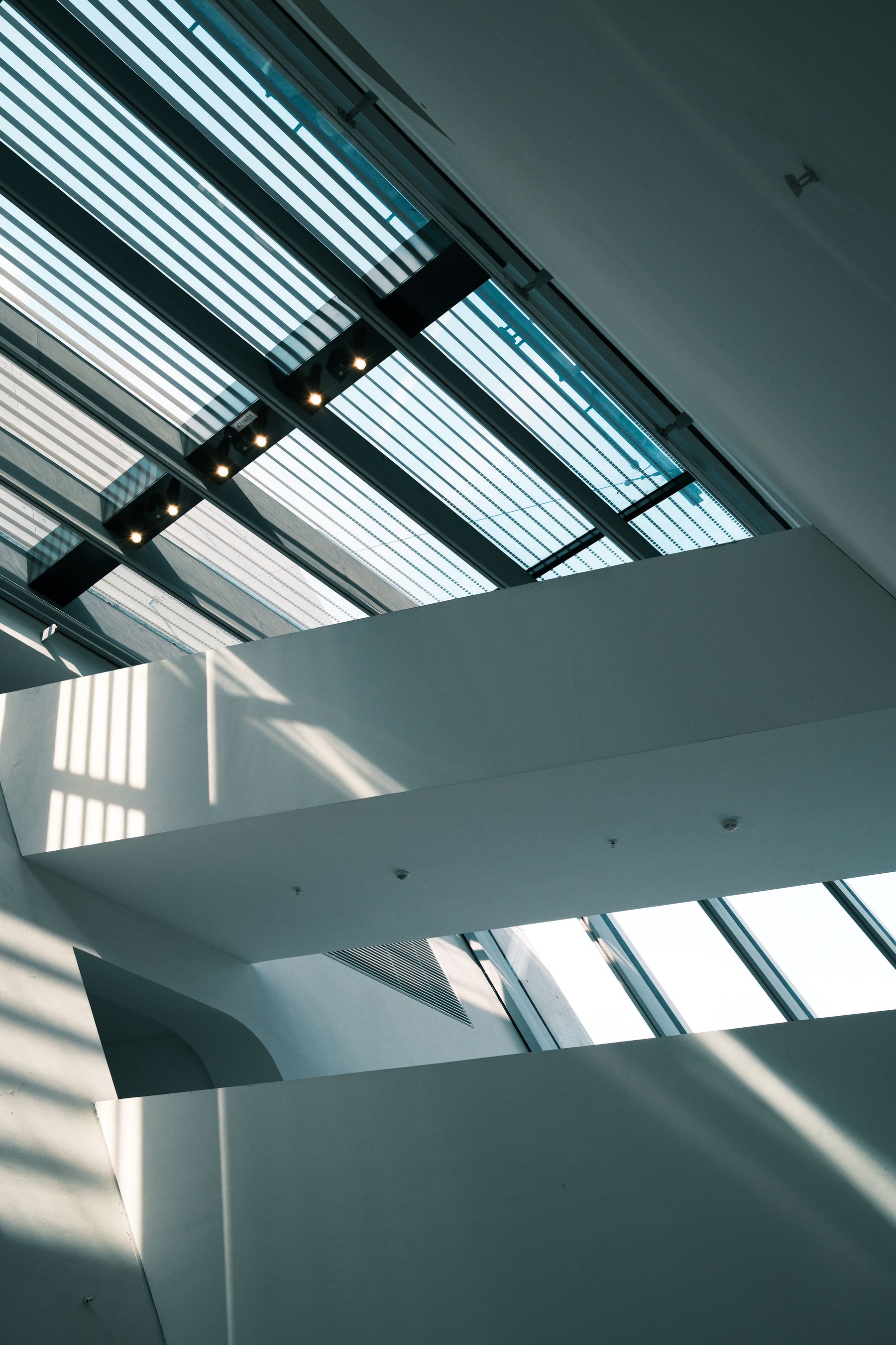Geometric structural framework beneath a skylight